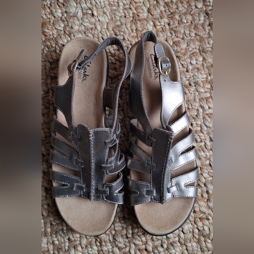 Clarks Womens Lexi Marigold Q Sandal Size 10 Pewter Leather Slingback Wedge 25